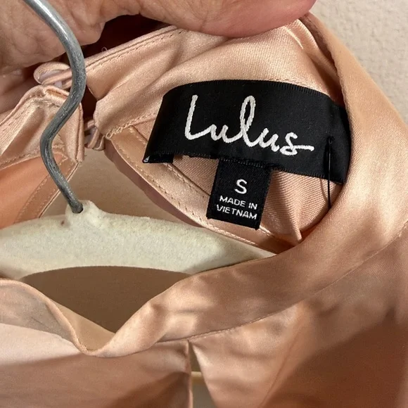Lulu's Peach Satin Open-Back Peplum blouse - Picture 9 of 10